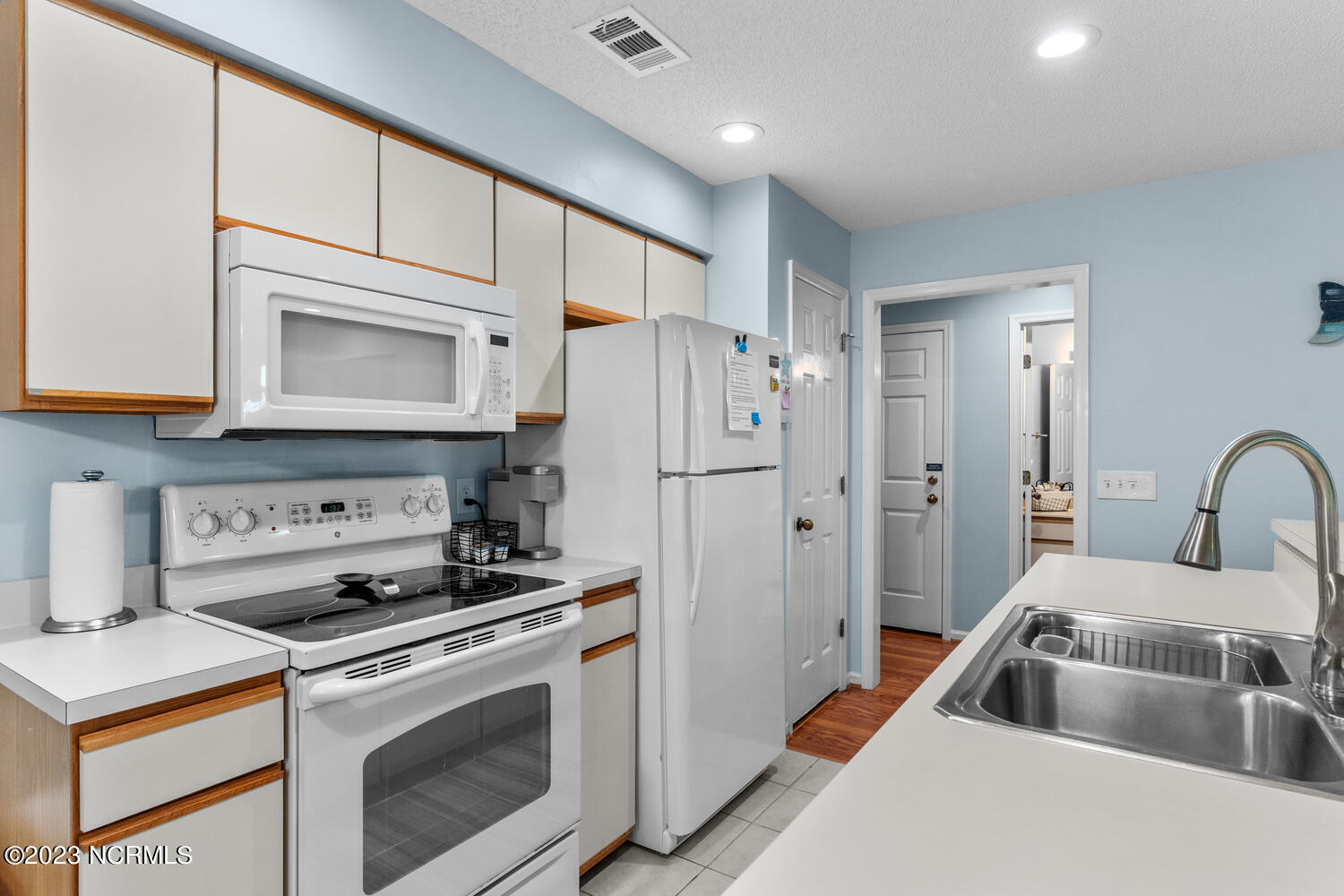 223 Clubhouse Road, Unit 606 Sunset Beach, NC 28468 - Photo 5 of 42 Kitchen