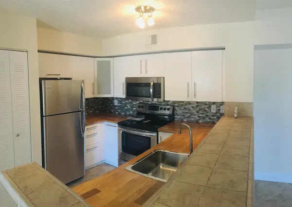 $2,100 | 1721 Village Boulevard, Unit 303, West Palm Beach, FL 33409