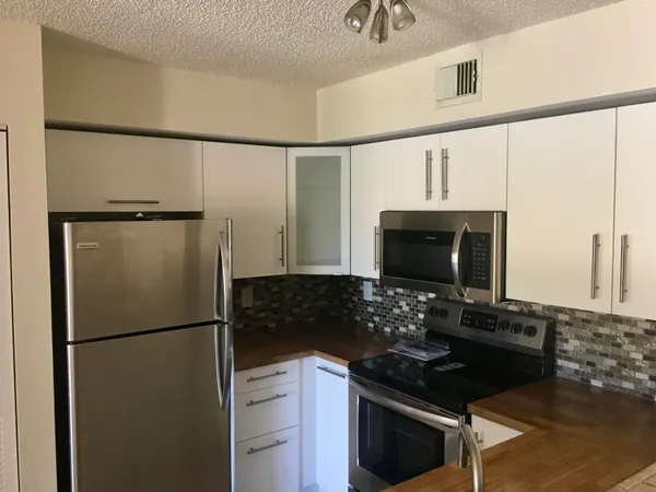 $2,100 | 1721 Village Boulevard, Unit 303, West Palm Beach, FL 33409