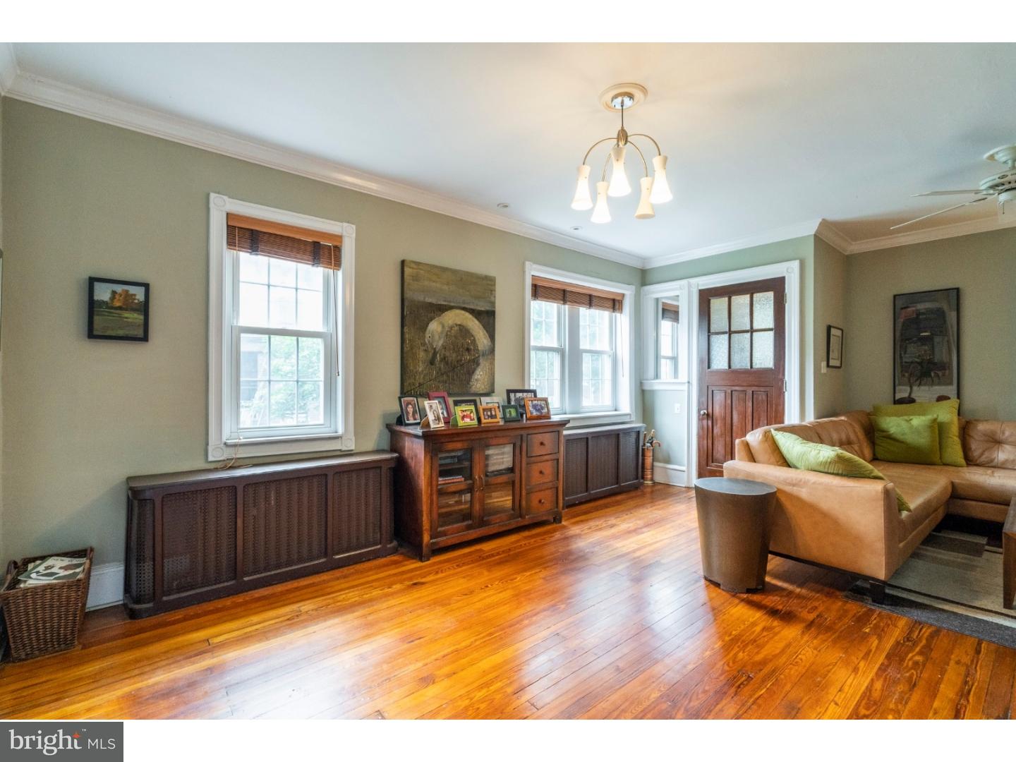 2113 West Ritner Street Philadelphia, PA 19145 - Photo 4 of 25 Living Room