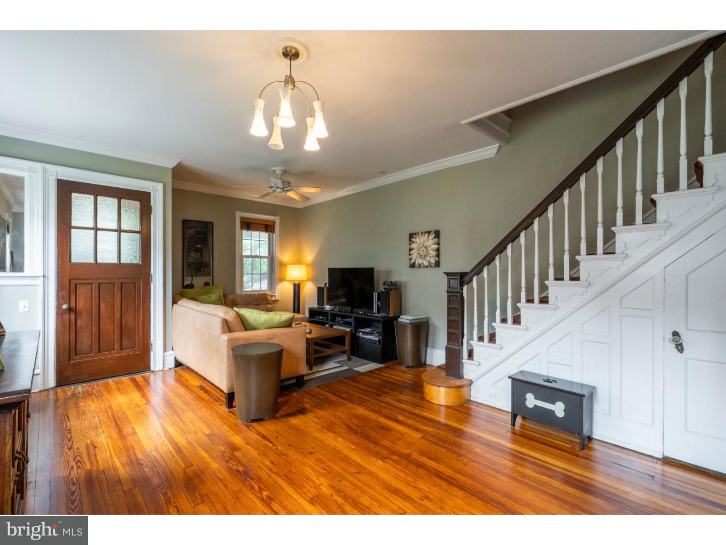 2113 West Ritner Street Philadelphia, PA 19145 - Photo 5 of 25 Living Room