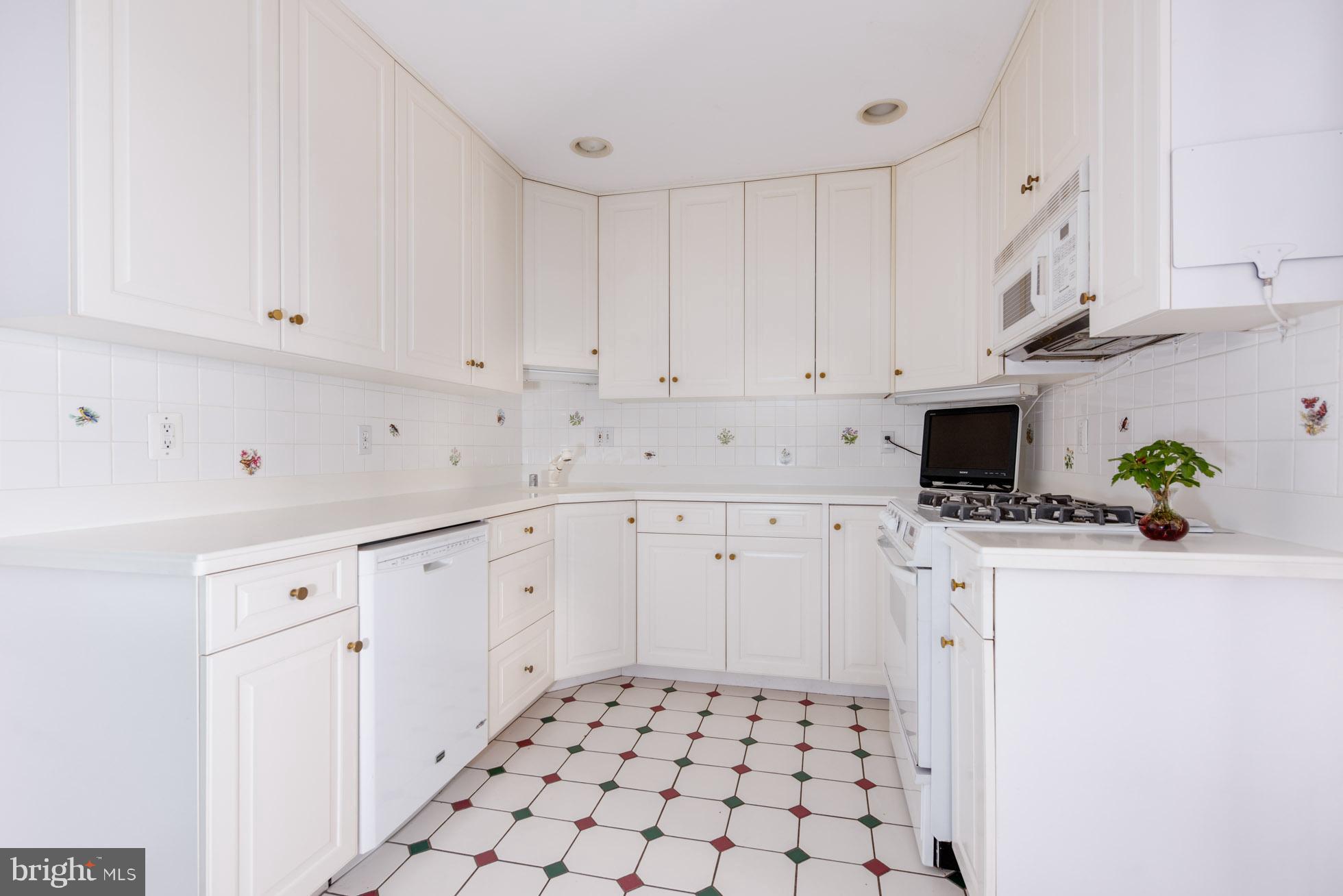 105 Cross Keys Road, Unit R105D Baltimore, MD 21210 - Photo 3 of 25 Kitchen