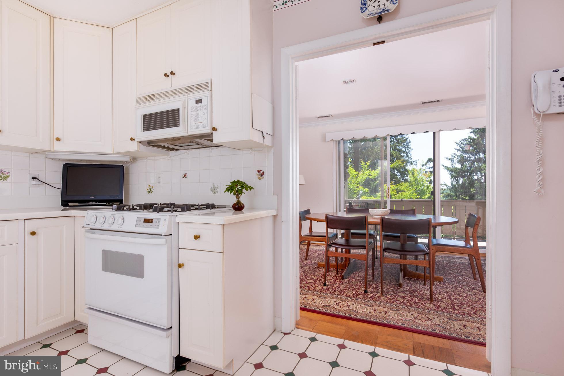 105 Cross Keys Road, Unit R105D Baltimore, MD 21210 - Photo 5 of 25 Kitchen