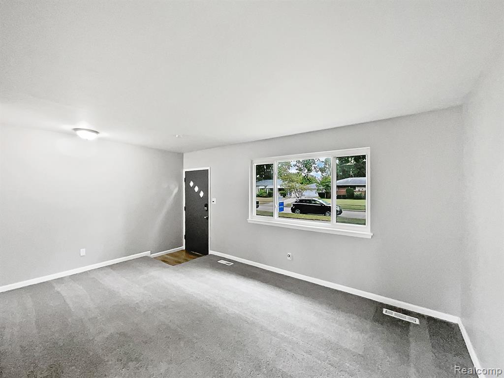 25835 Virginia Warren, MI 48091 - Photo 3 of 18 Gallery Image 3