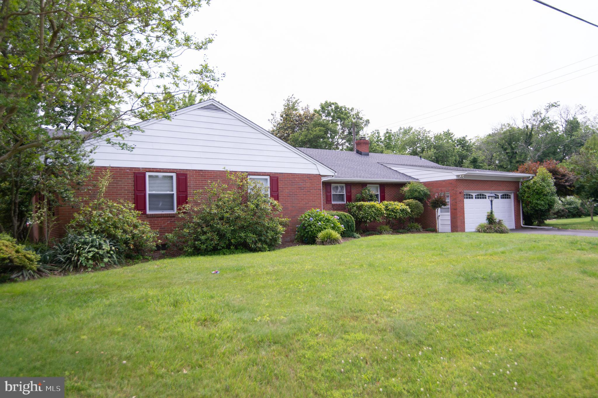 36 Algonquin Road Cambridge, MD 21613 - Photo 3 of 40 a front view of a house with garden