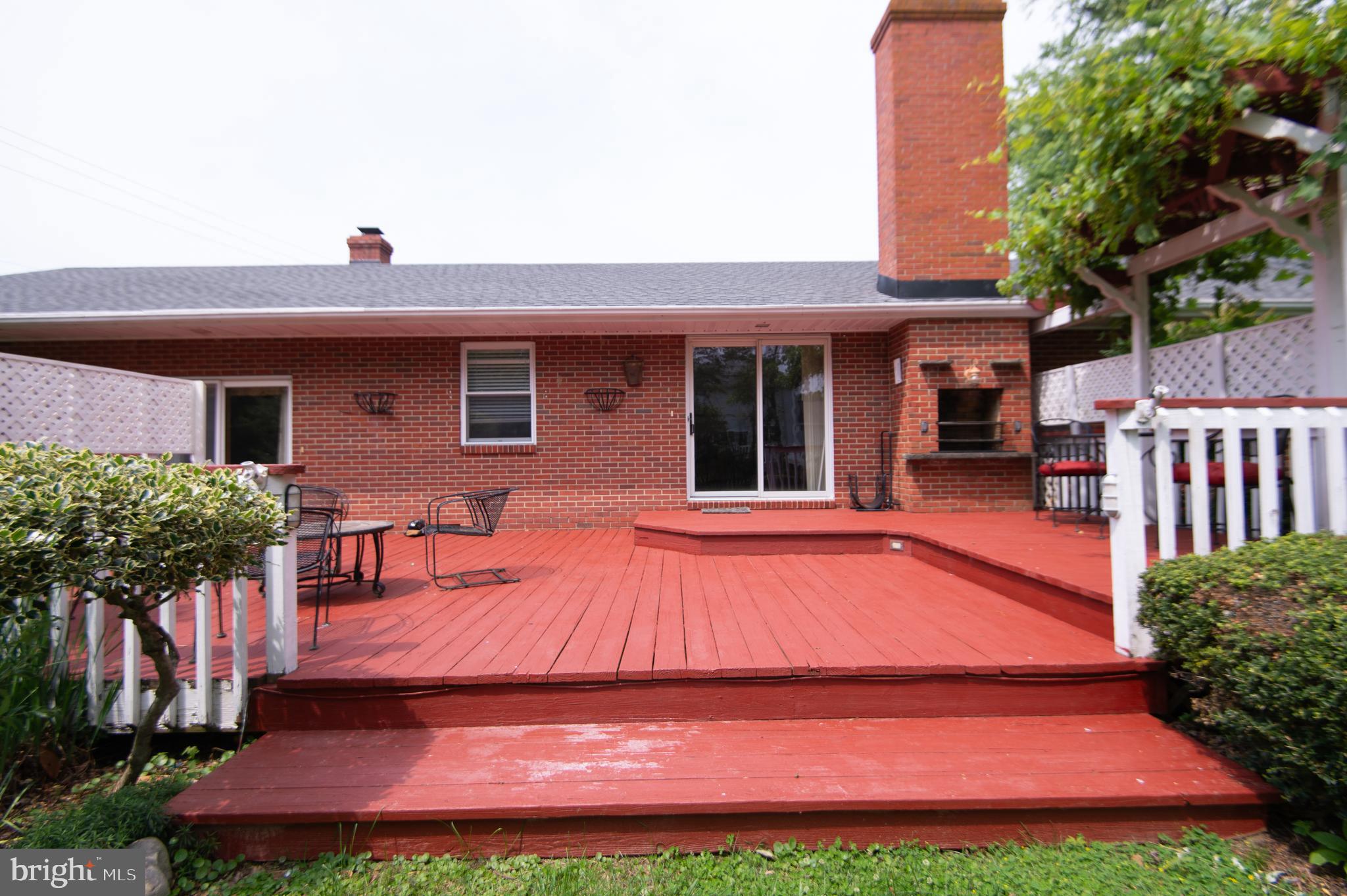 36 Algonquin Road Cambridge, MD 21613 - Photo 33 of 40 a patio with table and chairs and potted plants