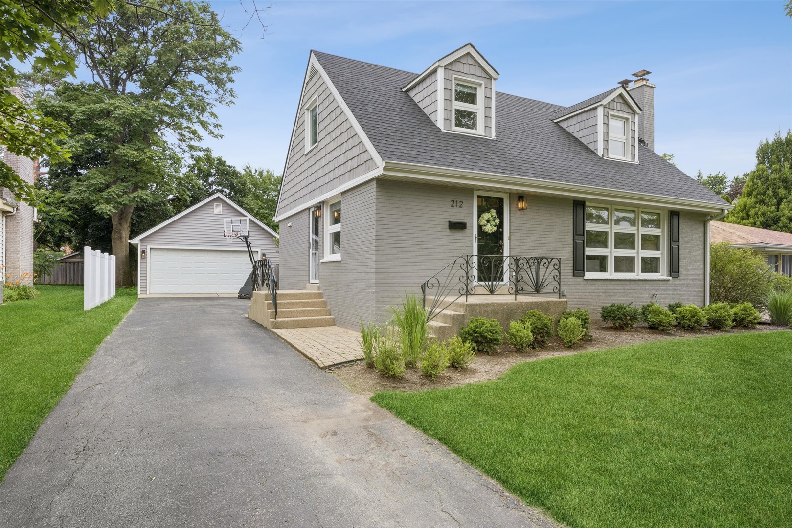 212 North Jackson Road Clarendon Hills, IL 60514 - Photo 2 of 17