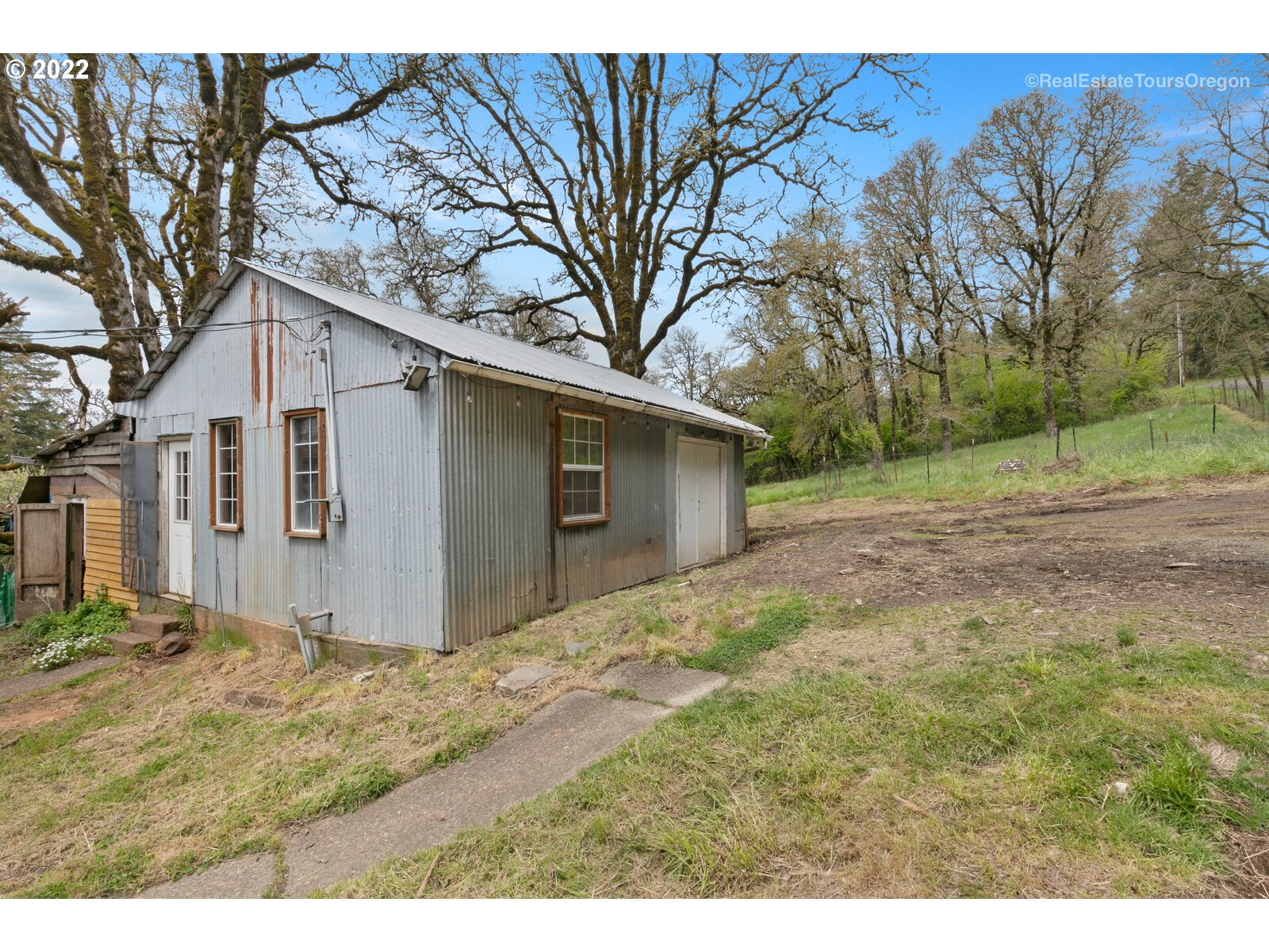 39665 Southwest Gibson Road Gaston, OR 97119 - Photo 3 of 29 a backyard of a house