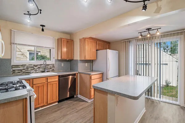 $1,600 | 23739 Cayuga Avenue, Hazel Park, MI 48030