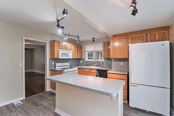 $1,600 | 23739 Cayuga Avenue, Hazel Park, MI 48030