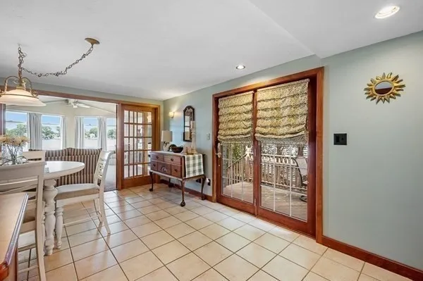 a view of a livingroom with furniture