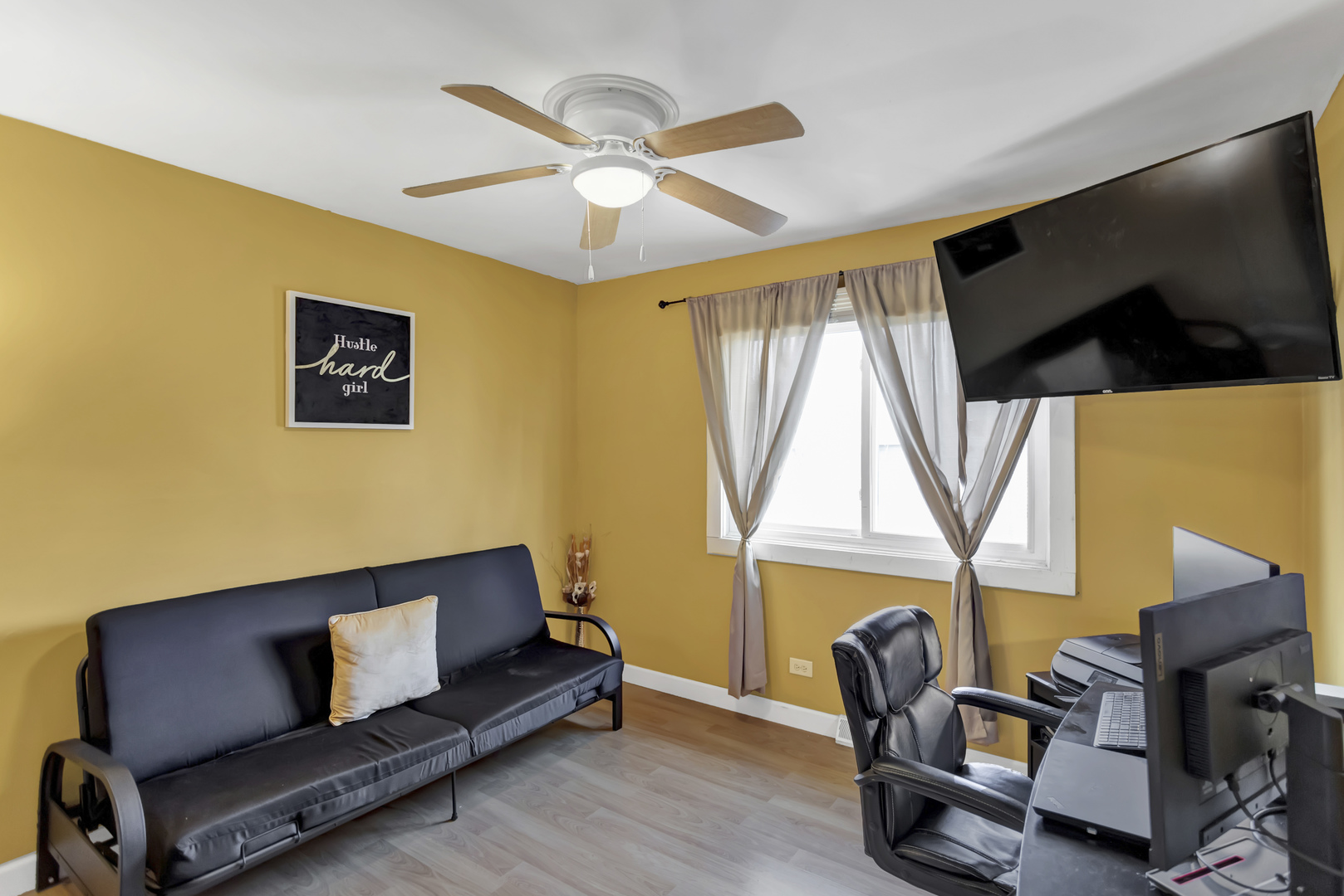 507 Monroe Road Bolingbrook, IL 60440 - Photo 19 of 29 a living room with furniture