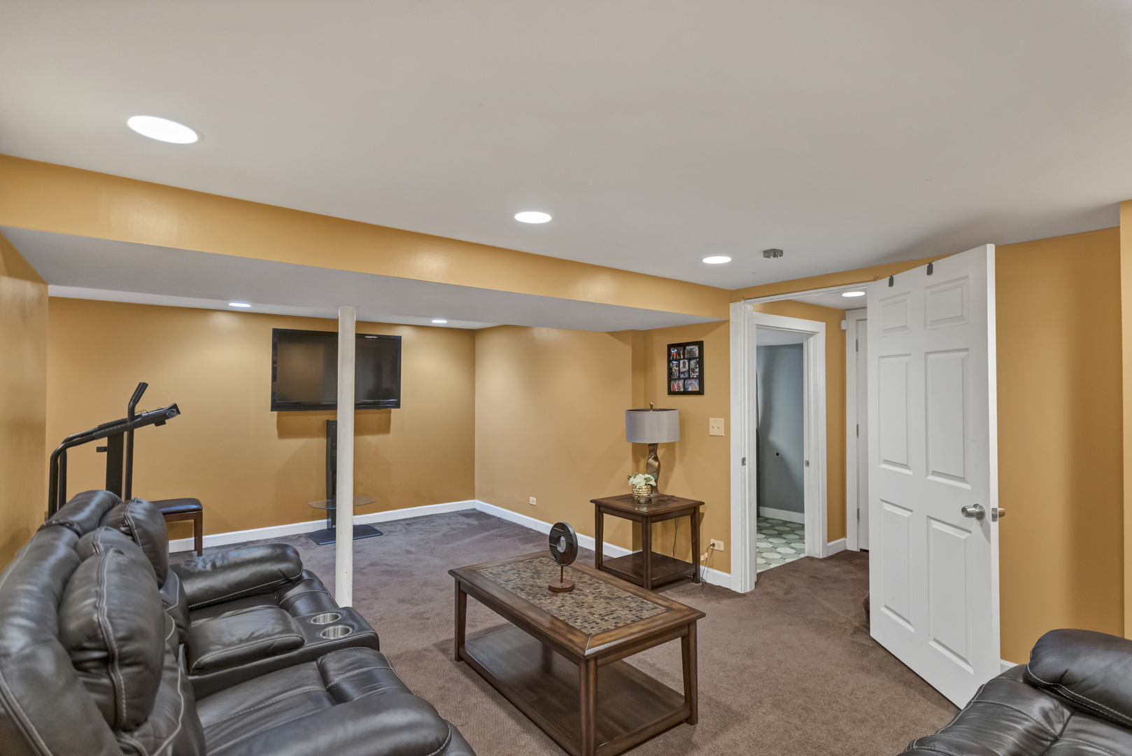 507 Monroe Road Bolingbrook, IL 60440 - Photo 24 of 29 a living room with furniture