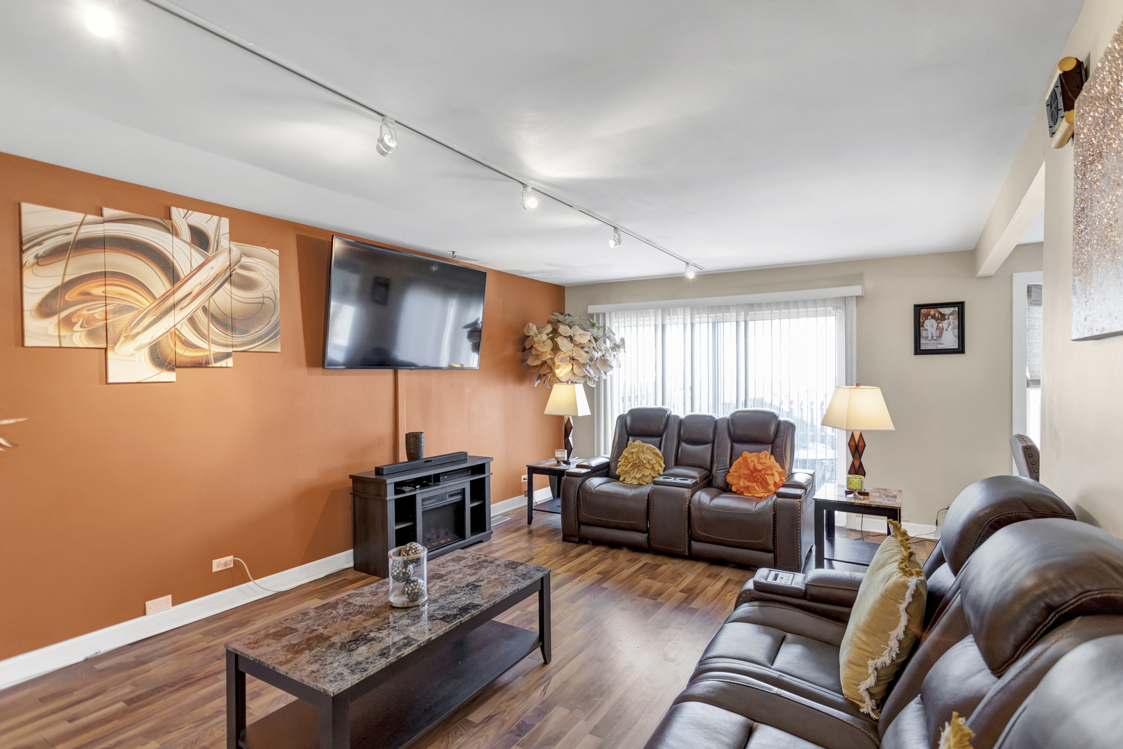 507 Monroe Road Bolingbrook, IL 60440 - Photo 3 of 29 a living room with furniture