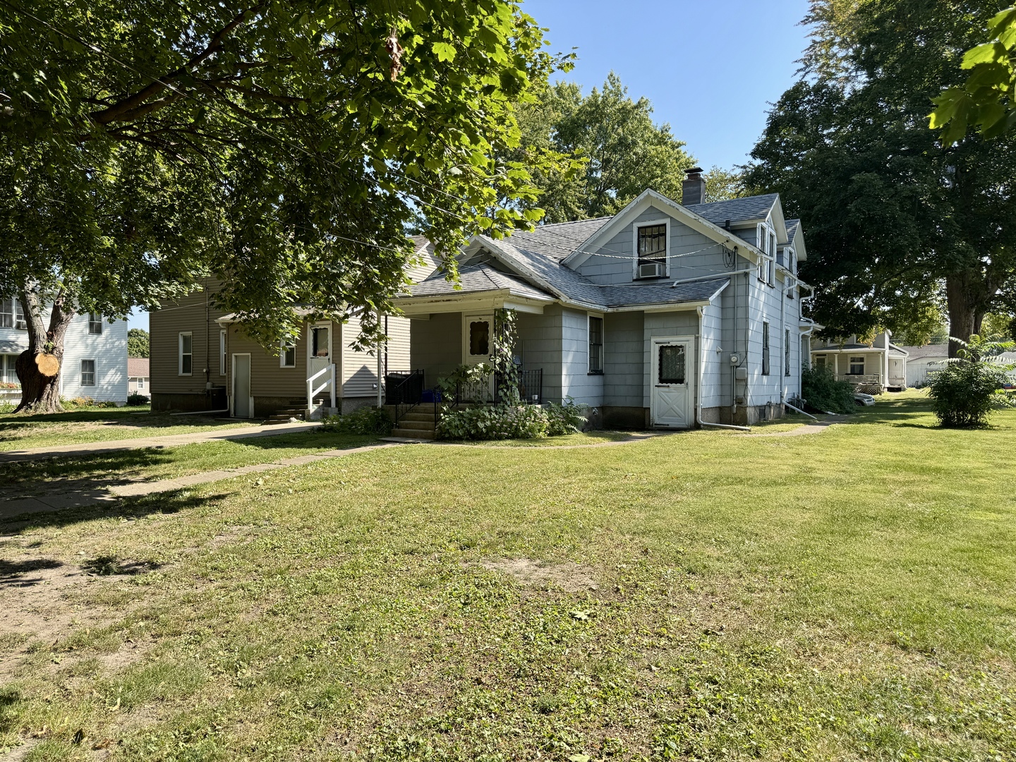 210 North Church Street Princeton, IL 61356 - Photo 16 of 20 a front view of a house with a garden