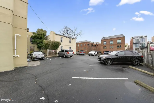 $2,000 | 3520 W Place Northwest, Unit 103, Washington, DC 20007