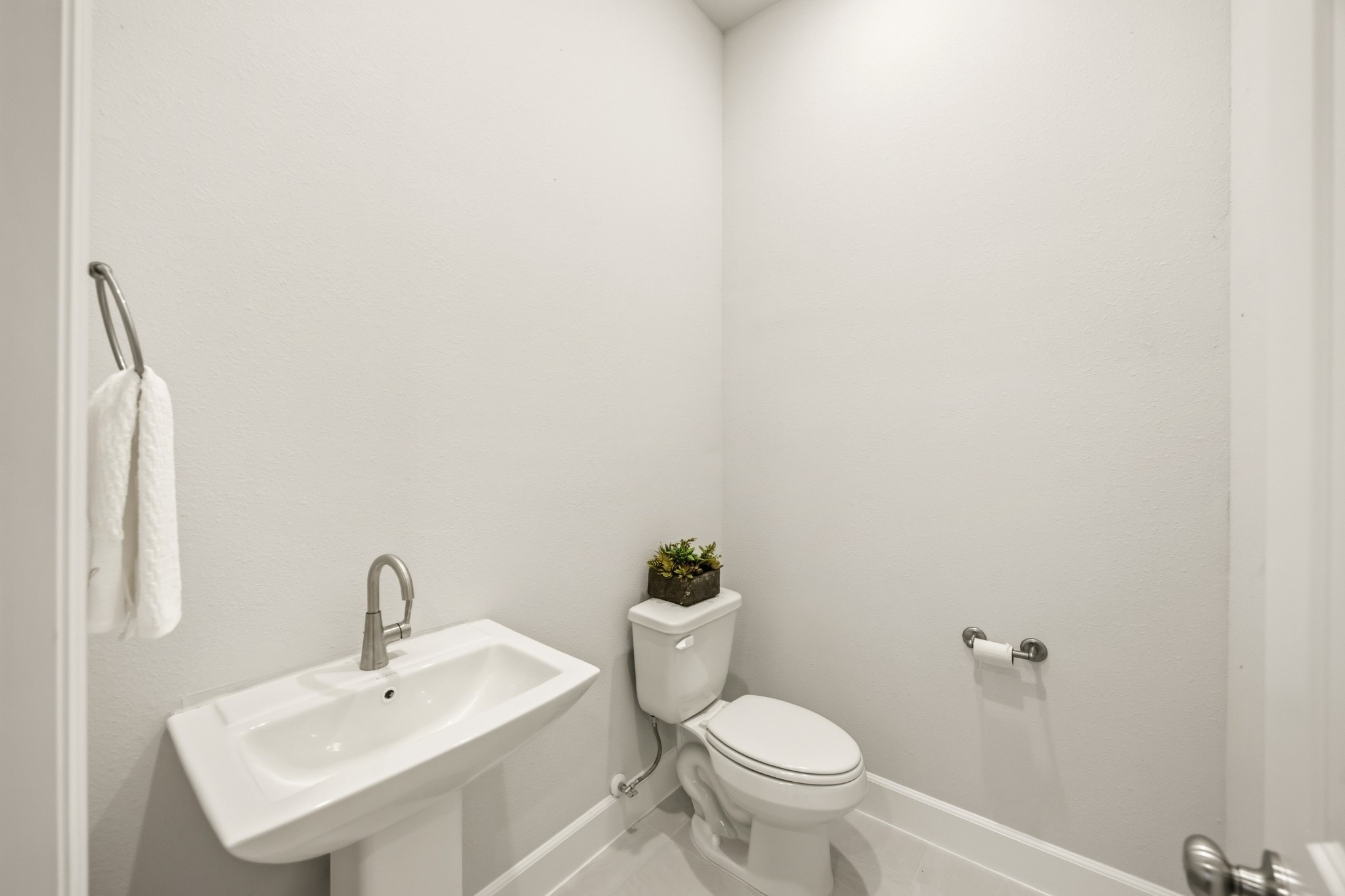 4317 Roseland Street, Unit B Houston, TX 77006 - Photo 13 of 29 A downstairs retreat featuring a timeless pedestal sink, offering both style and convenience. (Pick your mirror!)