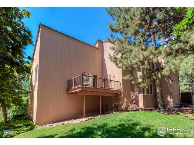 a view of backyard with tree
