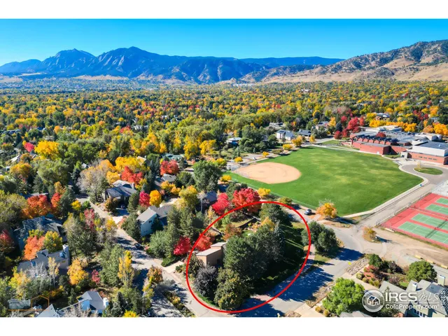 a picture of a cabinet