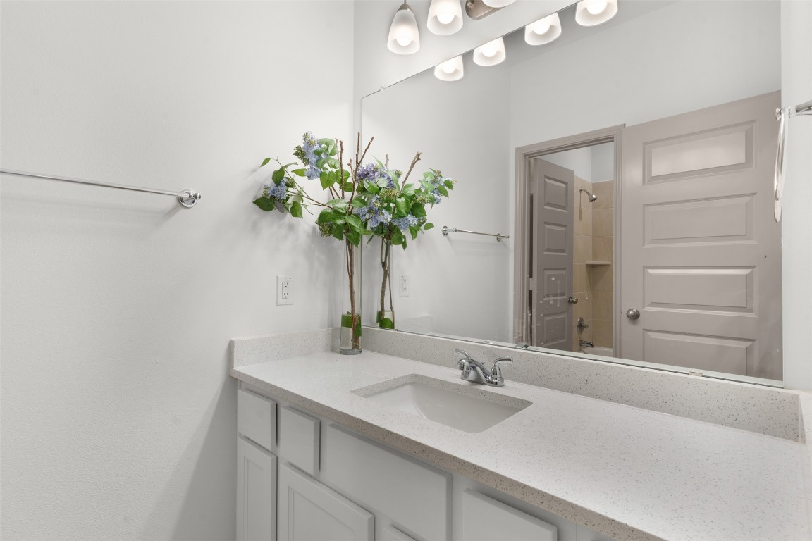 234 Rio Ranchero Road Georgetown, TX 78628 - Photo 31 of 39 Shared Full Bathroom