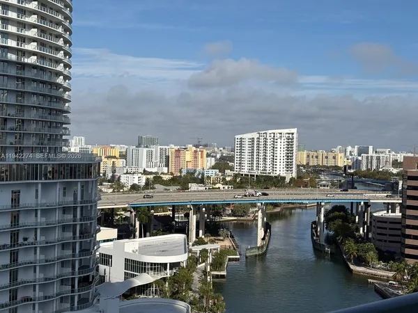 $3,650 | 185 Southwest 7th Street, Unit 1502, Miami, FL 33130