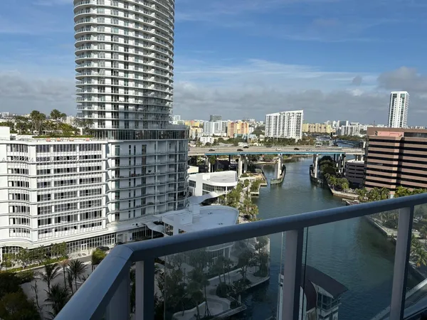 $3,650 | 185 Southwest 7th Street, Unit 1502, Miami, FL 33130