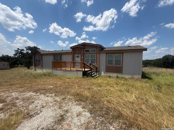 $275,000 | 313 Eagle Ridge Drive, Floresville, TX 78114