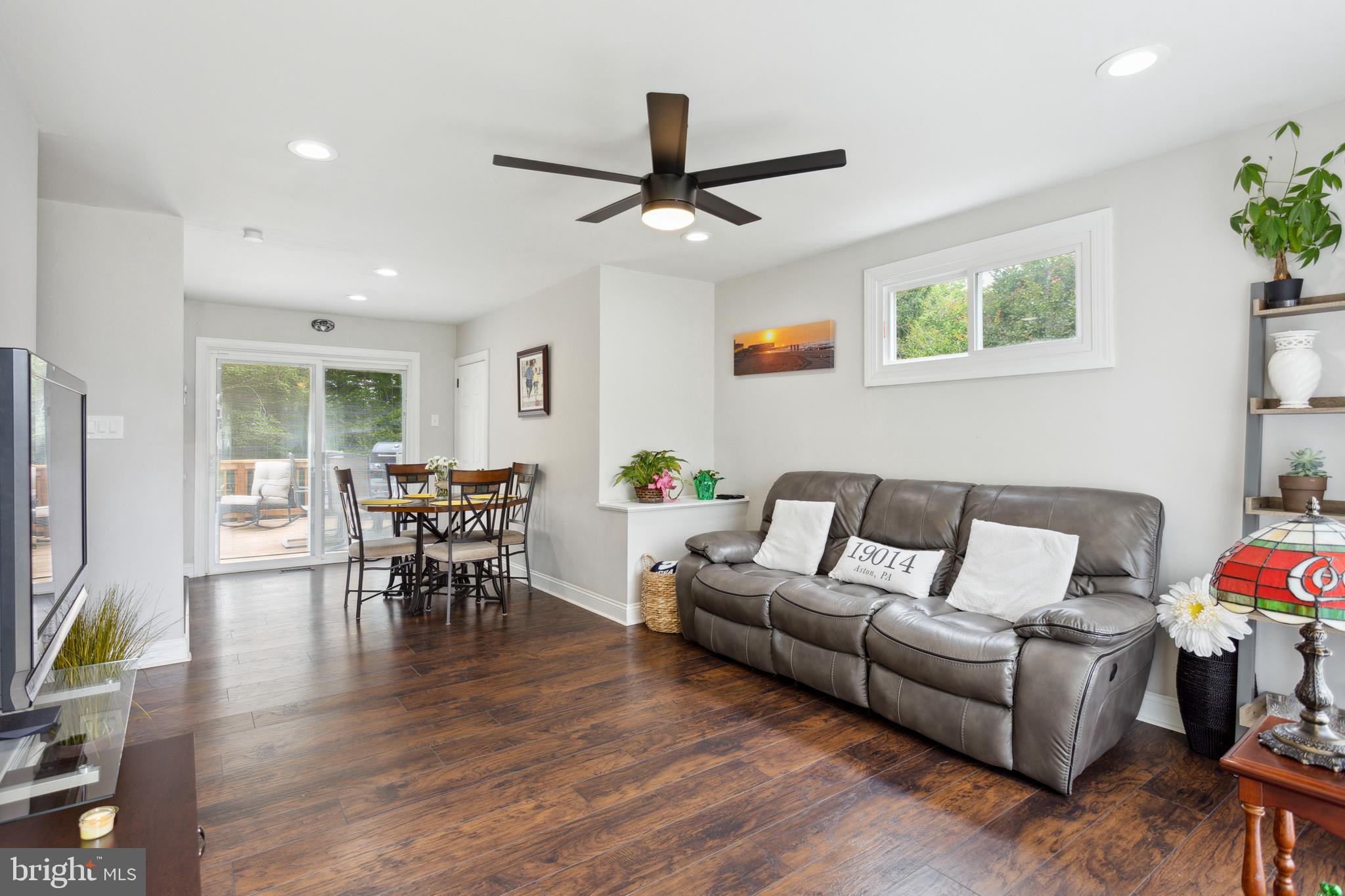 216 Tuscany Road Aston, PA 19014 - Photo 3 of 25 Living Room