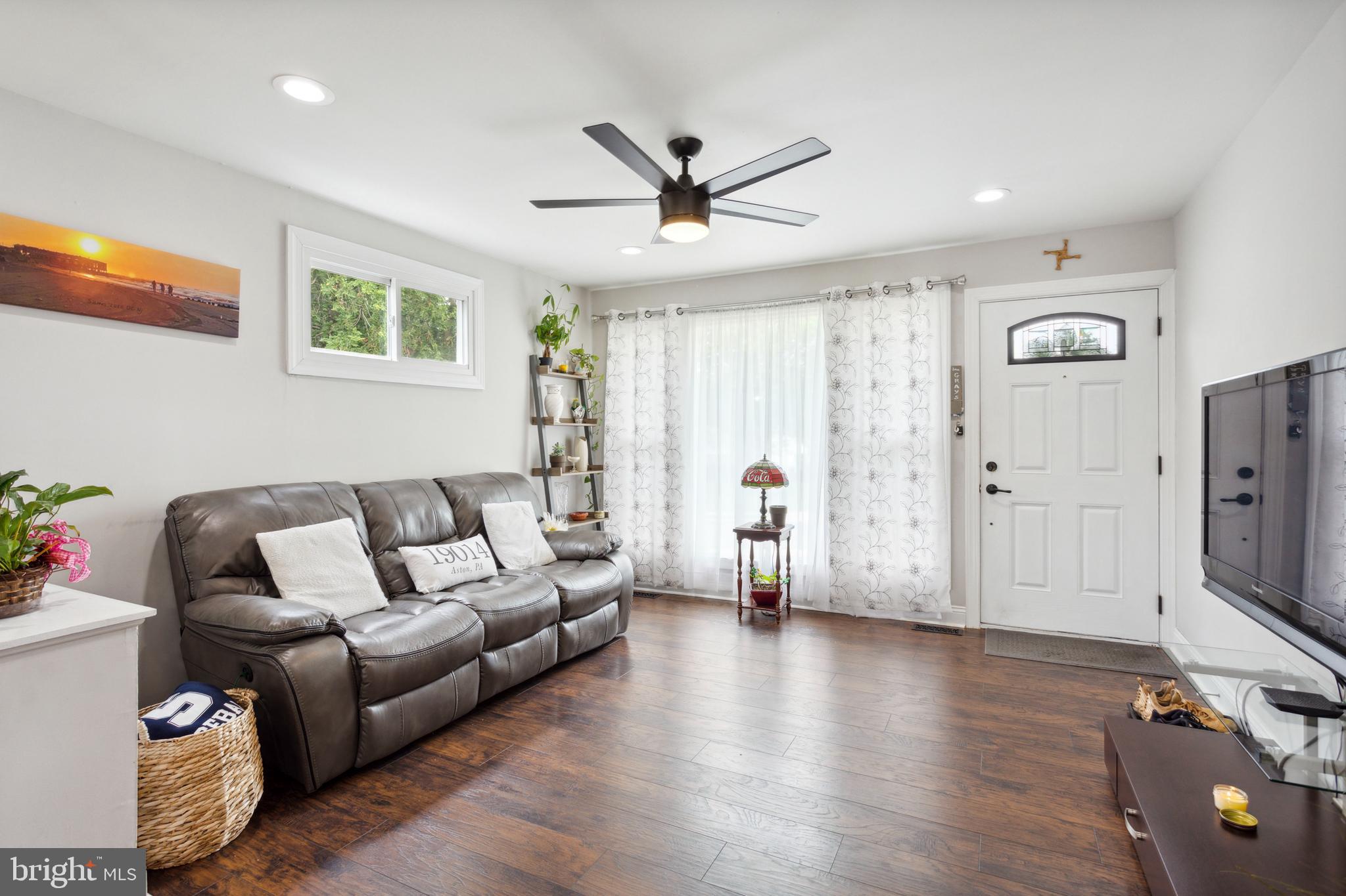 216 Tuscany Road Aston, PA 19014 - Photo 4 of 25 Living Room