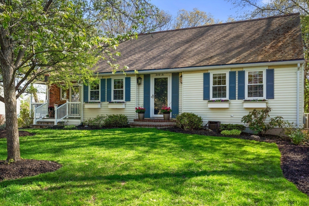 22 Crest Road Framingham, MA 01702 - Photo 2 of 38 Gallery Image 2