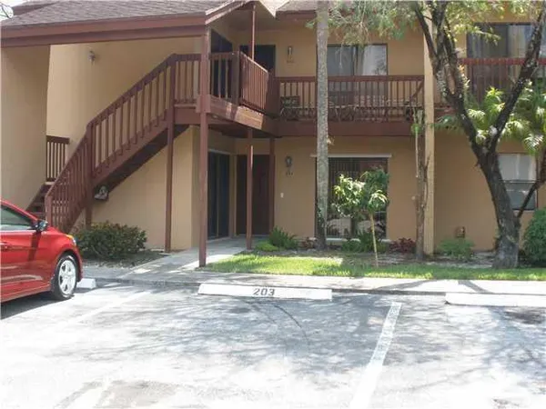 $2,000 | 203 Lakeview Drive East, Royal Palm Beach, FL 33411