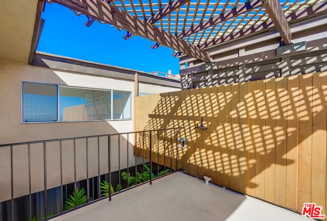 18241 Coastline Drive, Unit 2 Malibu, CA 90265 - Photo 42 of 45 a view of entryway