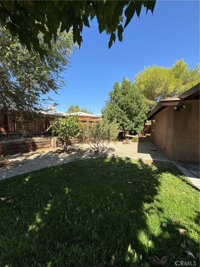 209 Kimberly Lane Ridgecrest, CA 93555 - Photo 6 of 62 a view of a yard