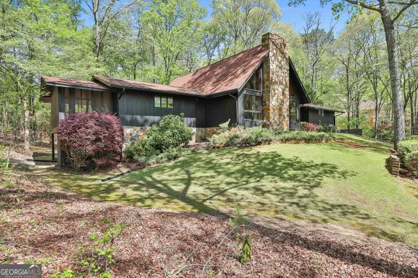a view of a house with a yard