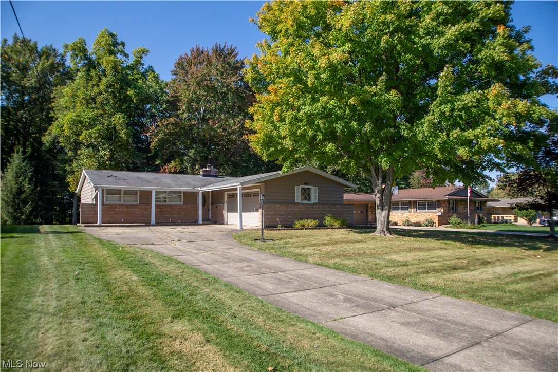 7674 Ragall Parkway Cleveland, OH 44130 - Photo 2 of 32 Ranch-style home with a front yard