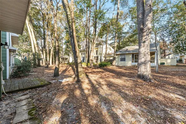 a view of a house with backyard