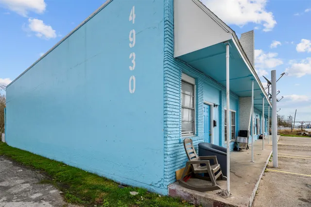 a view of a backyard with sitting area
