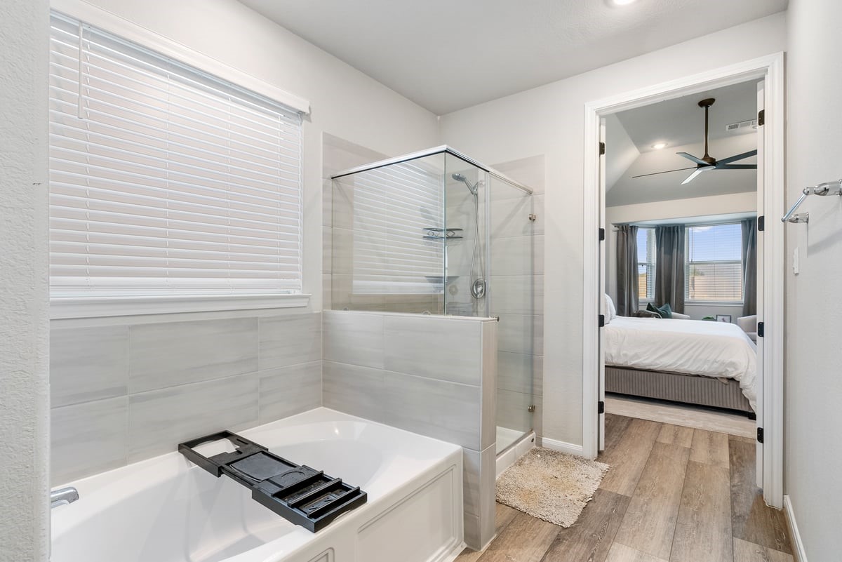 1702 Darwin Cedar Drive Rosharon, TX 77583 - Photo 25 of 44 Enjoy a relaxing bubble bath, or a quick shower! This bathroom offers the luxury of both options!
