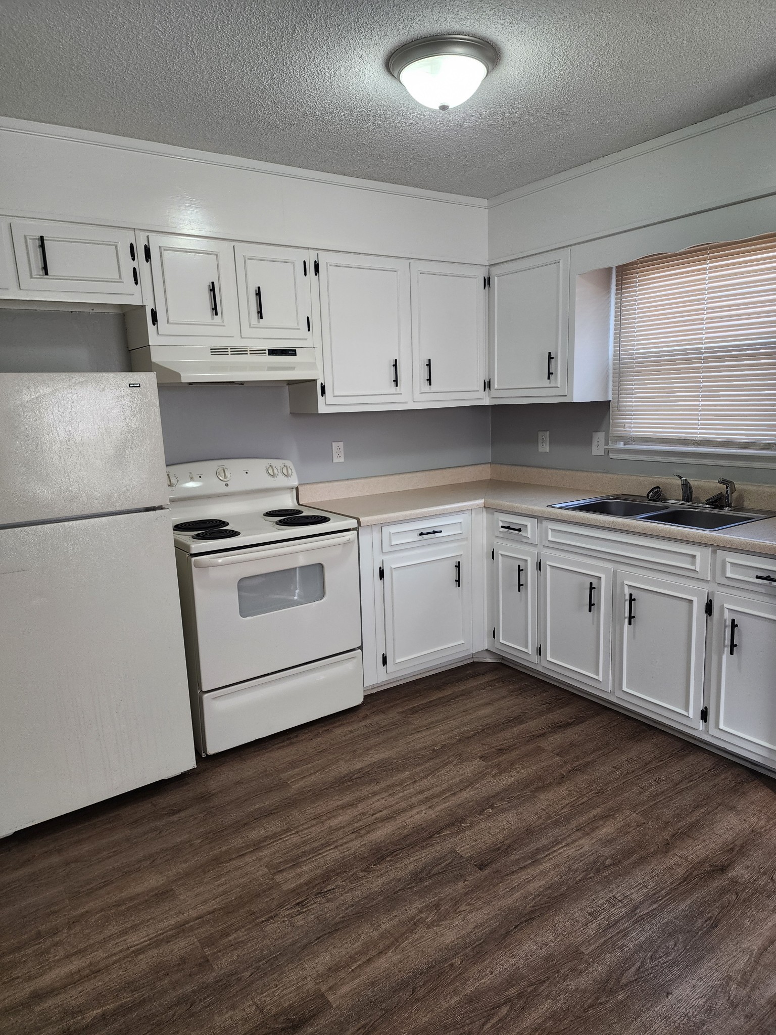 103 Helen Street Tullahoma, TN 37388 - Photo 5 of 10 a kitchen with granite countertop white cabinets and white appliances