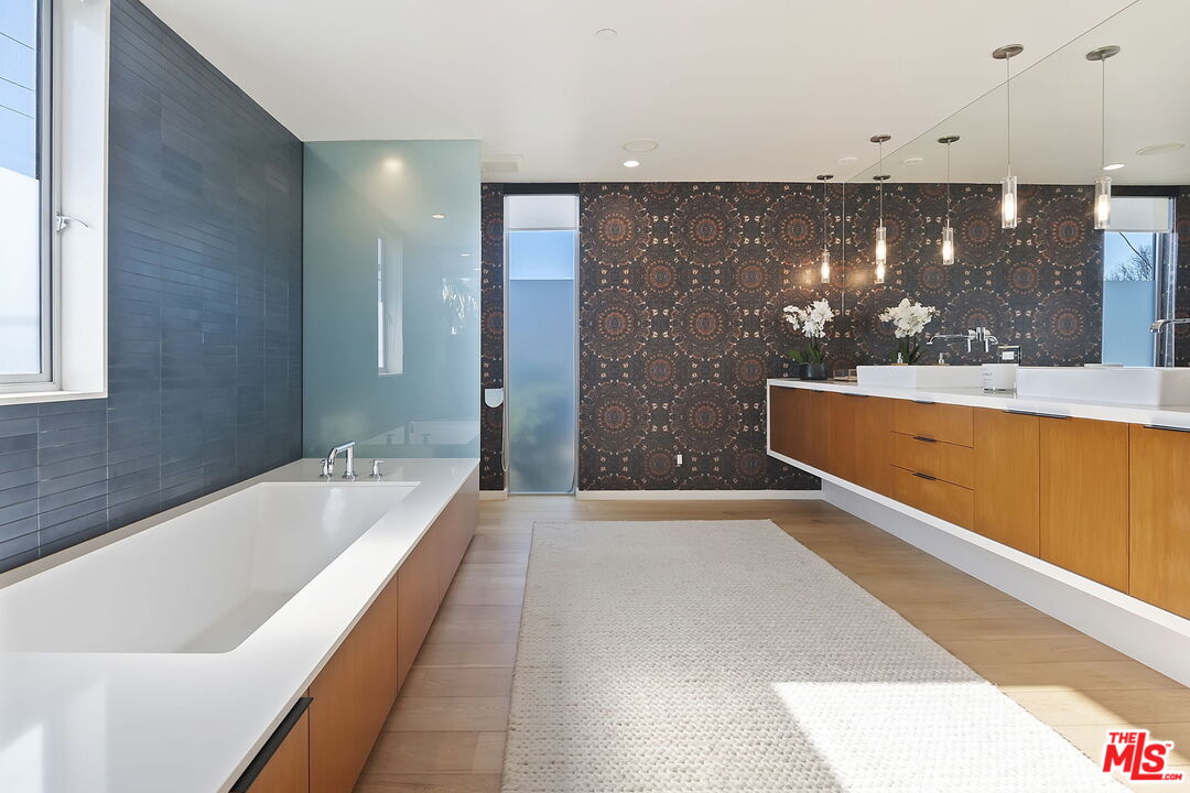 1220 Cabrillo Avenue Venice, CA 90291 - Photo 20 of 26 a view of a bathtub in a room