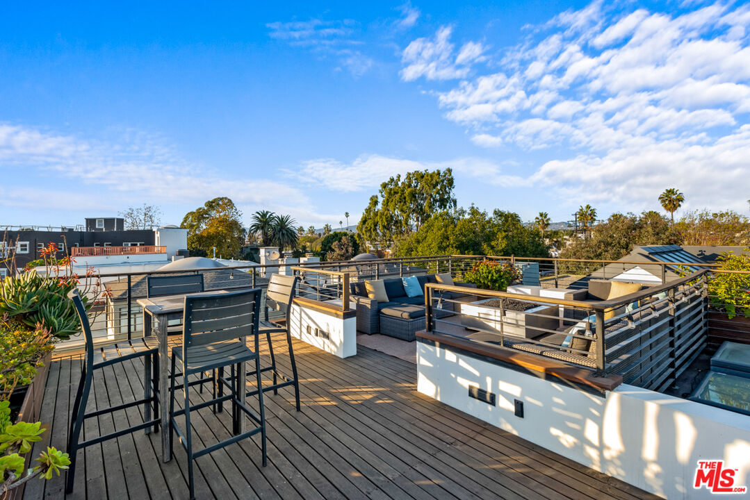1220 Cabrillo Avenue Venice, CA 90291 - Photo 25 of 26 a view of a chairs and table on the terrace