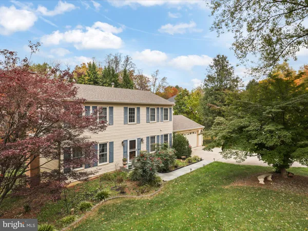 a view of a yard in front of house