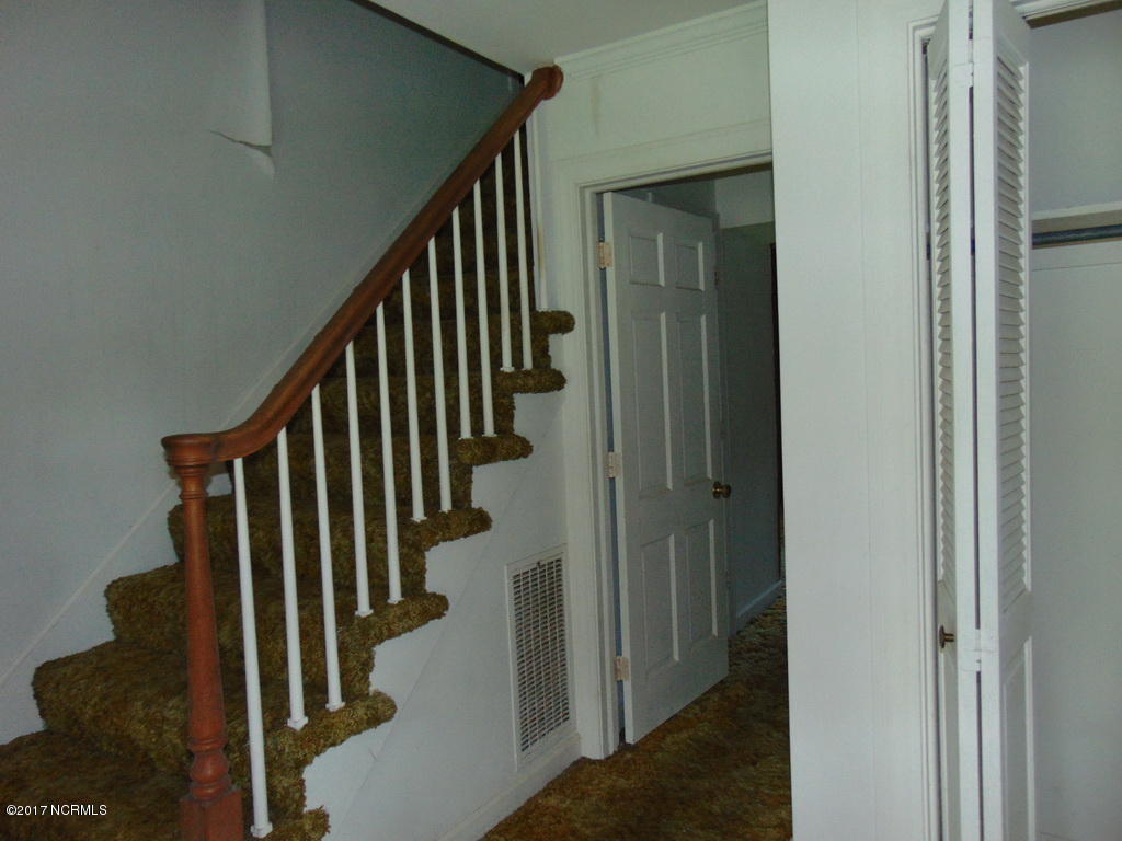 414 Lawson Road Washington, NC 27889 - Photo 3 of 14 11 FOYER