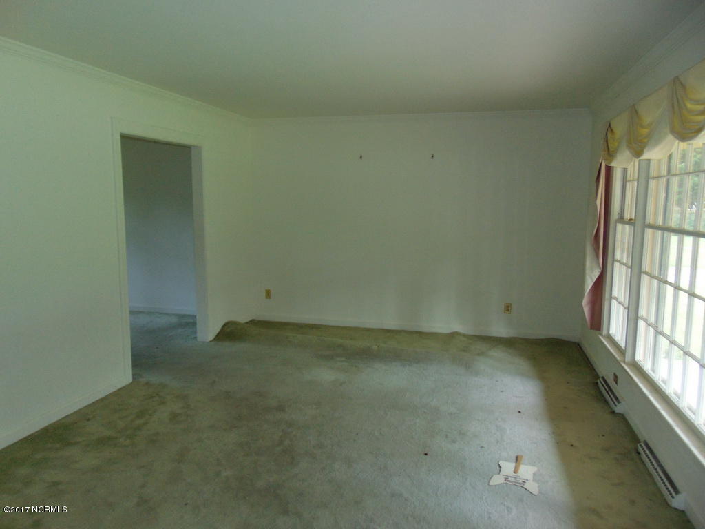 414 Lawson Road Washington, NC 27889 - Photo 4 of 14 13 LIVINGROOM