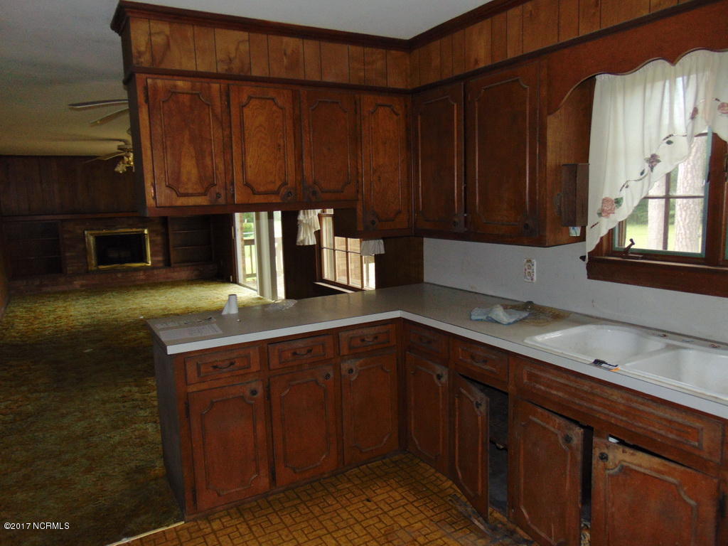 414 Lawson Road Washington, NC 27889 - Photo 7 of 14 16 KITCHEN