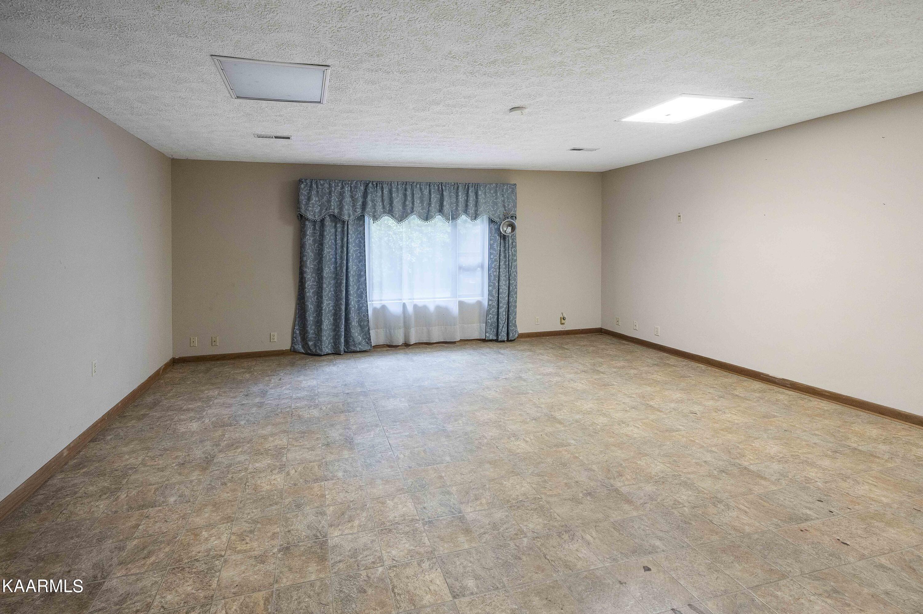 316 Landrum Road Clinton, TN 37716 - Photo 12 of 34 JY4A0109