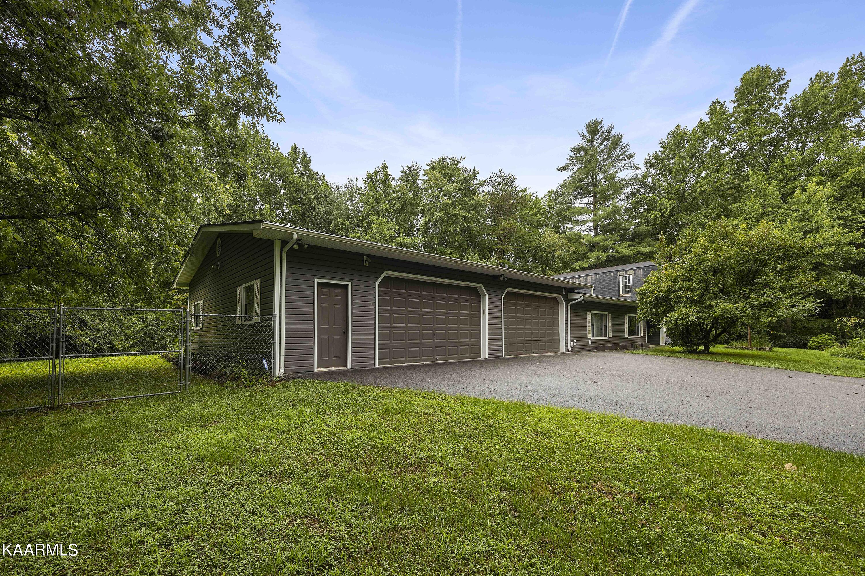 316 Landrum Road Clinton, TN 37716 - Photo 2 of 34 JY4A0094