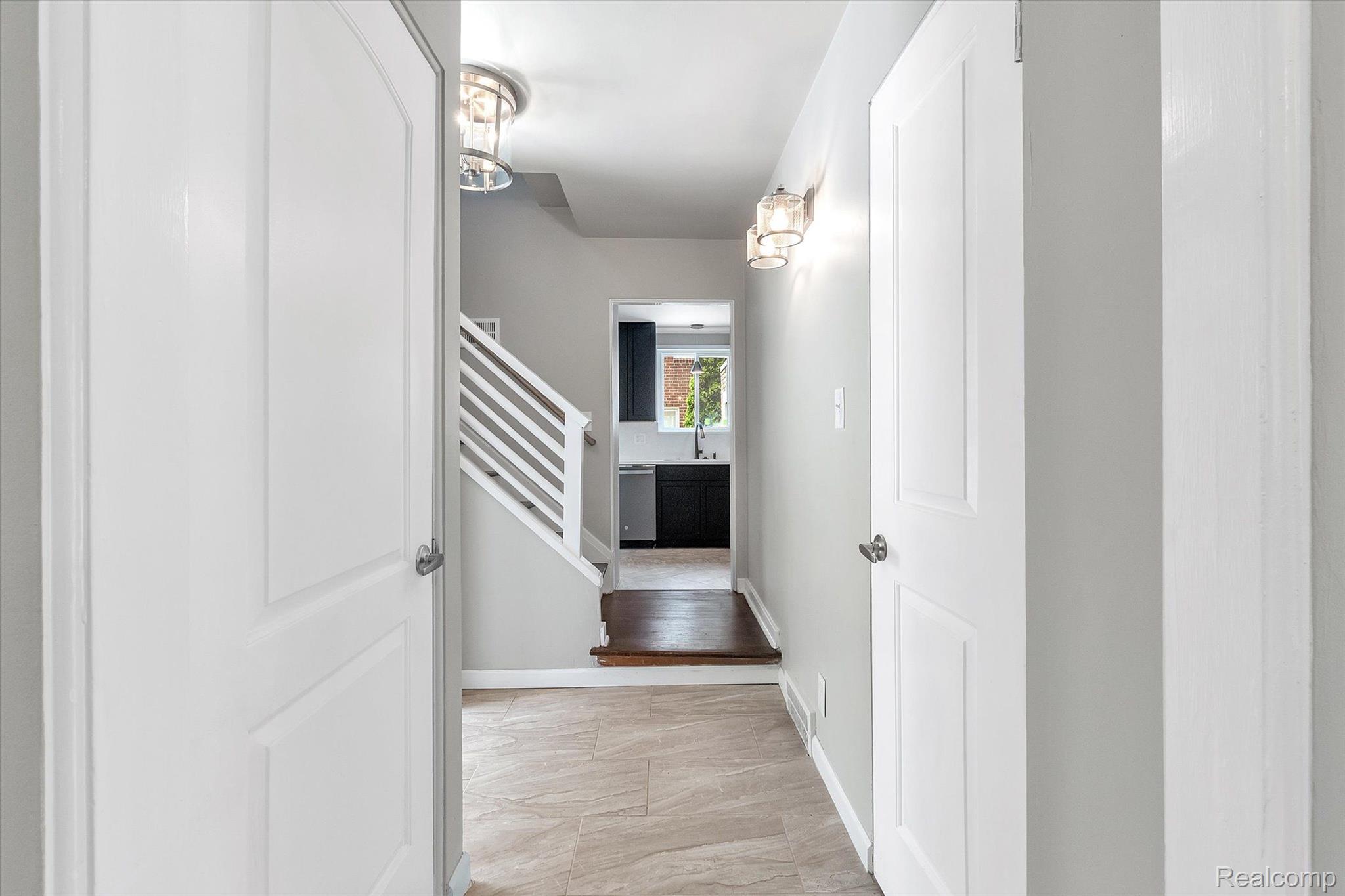 1058 Roslyn Road Grosse Pointe, MI 48236 - Photo 7 of 43 Foyer