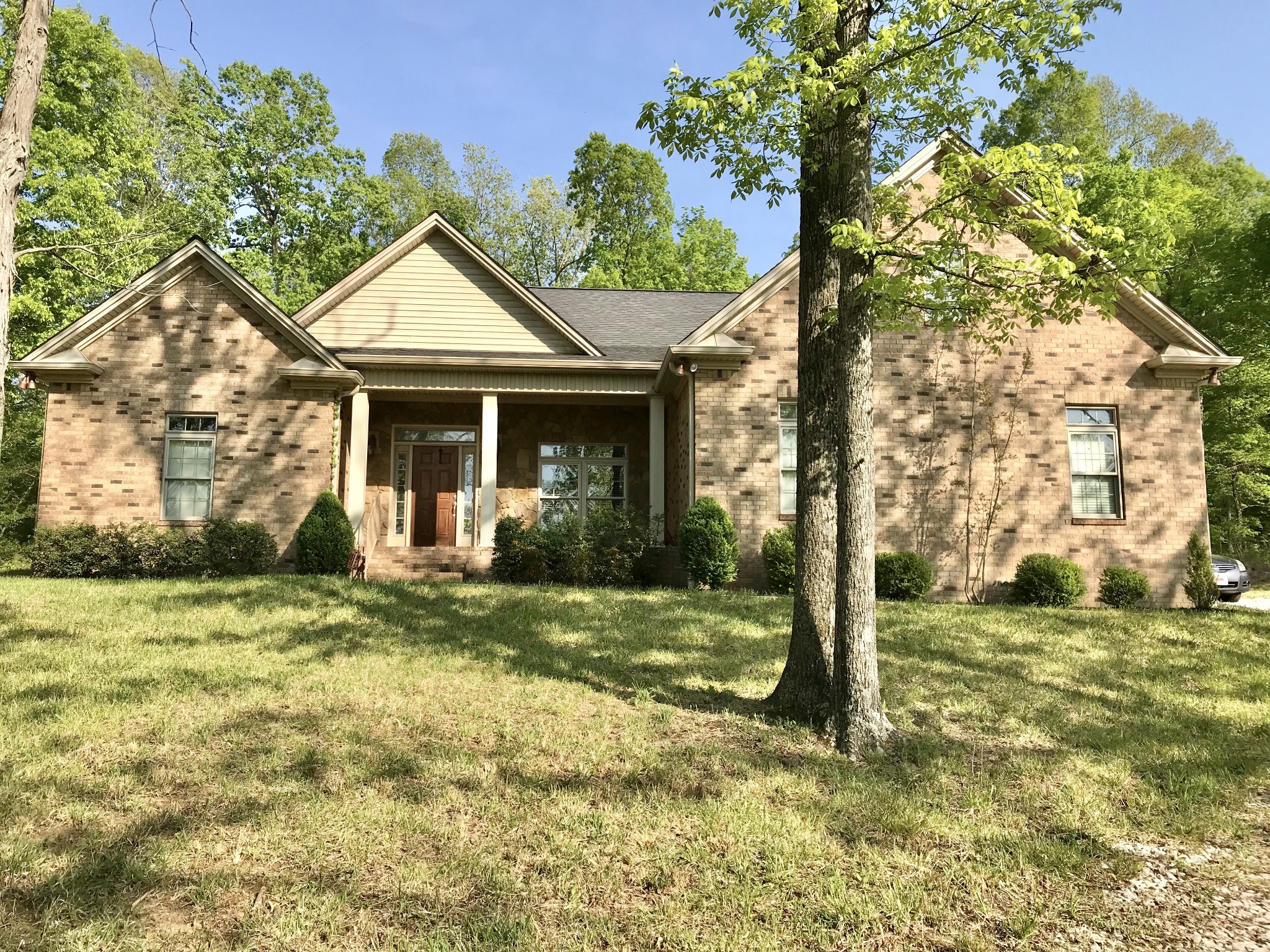 a view of a house with a yard