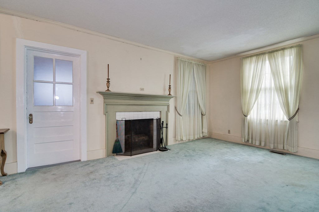 697 Main Street Barnwell, SC 29812 - Photo 6 of 29 Living Room